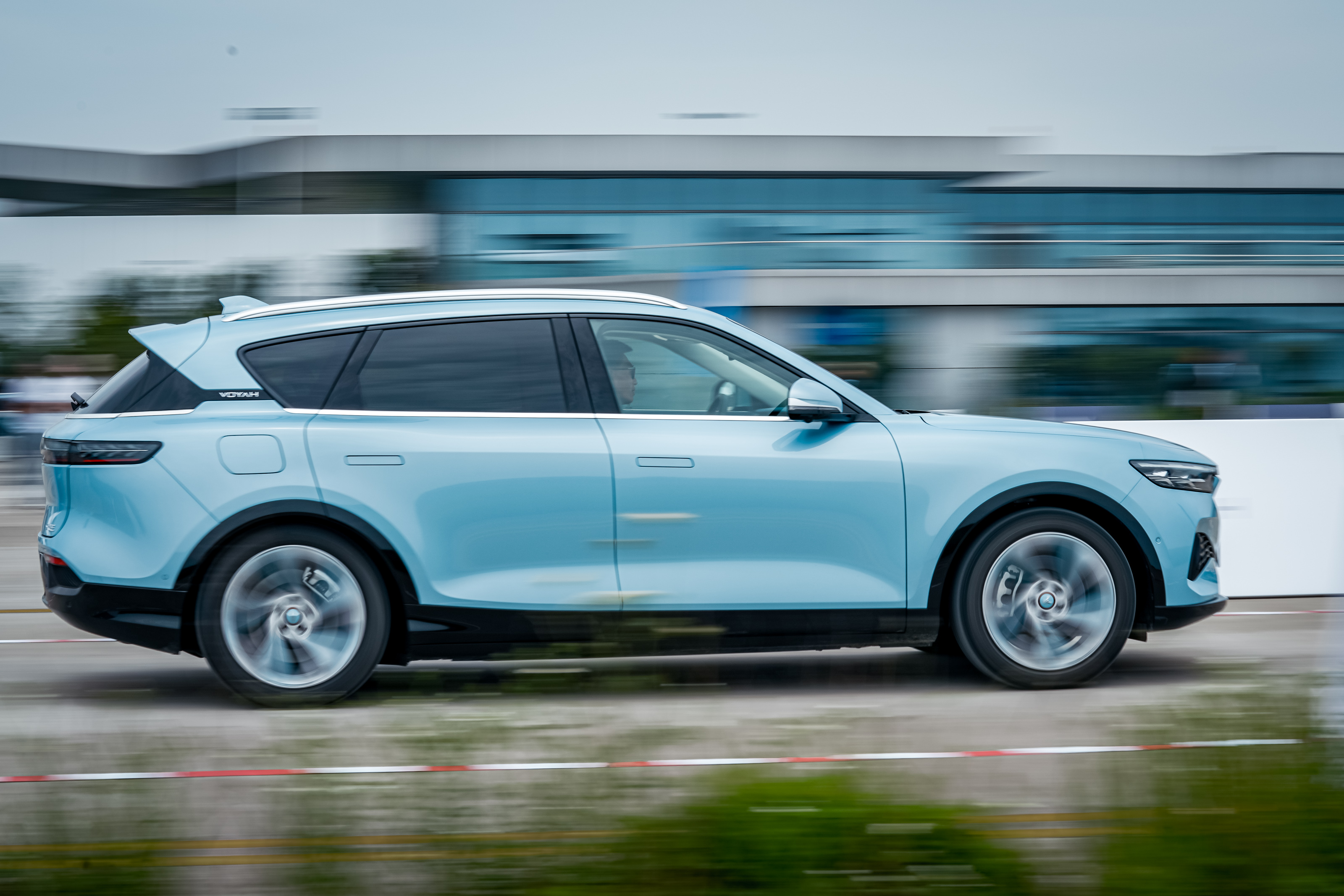 岚图汽车ceo卢放表示:"岚图free定位为性能级智能电动suv,性能级