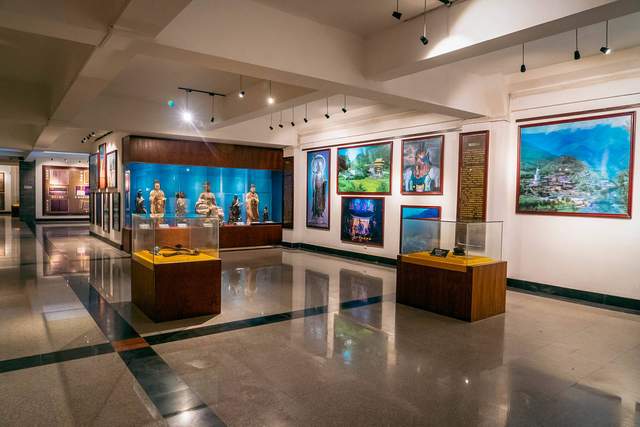 需要走长长的台阶才能到达,佛像的底座部分是个小型的佛教博物馆,对