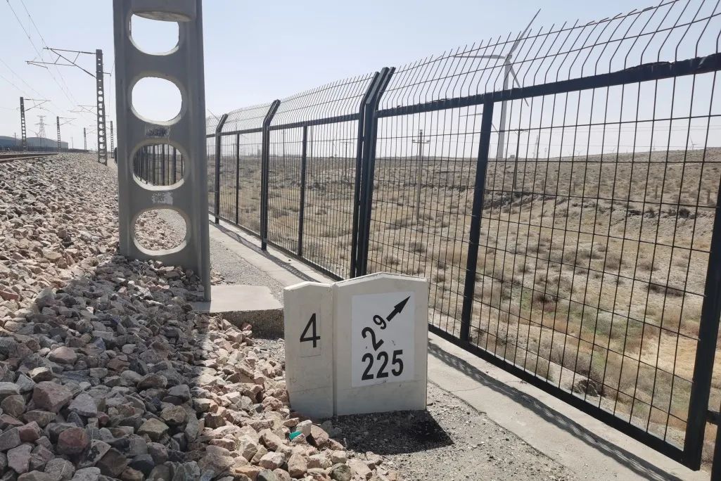 铁路线路标志我们一起来了解今天安全行车掌握线路情况也便于火车司机