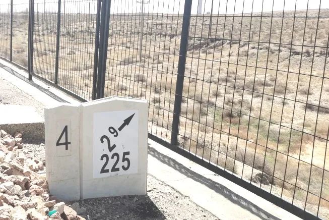 下坡坡度标左图:线路前方为上坡,坡度为2.9‰,长度为225米.