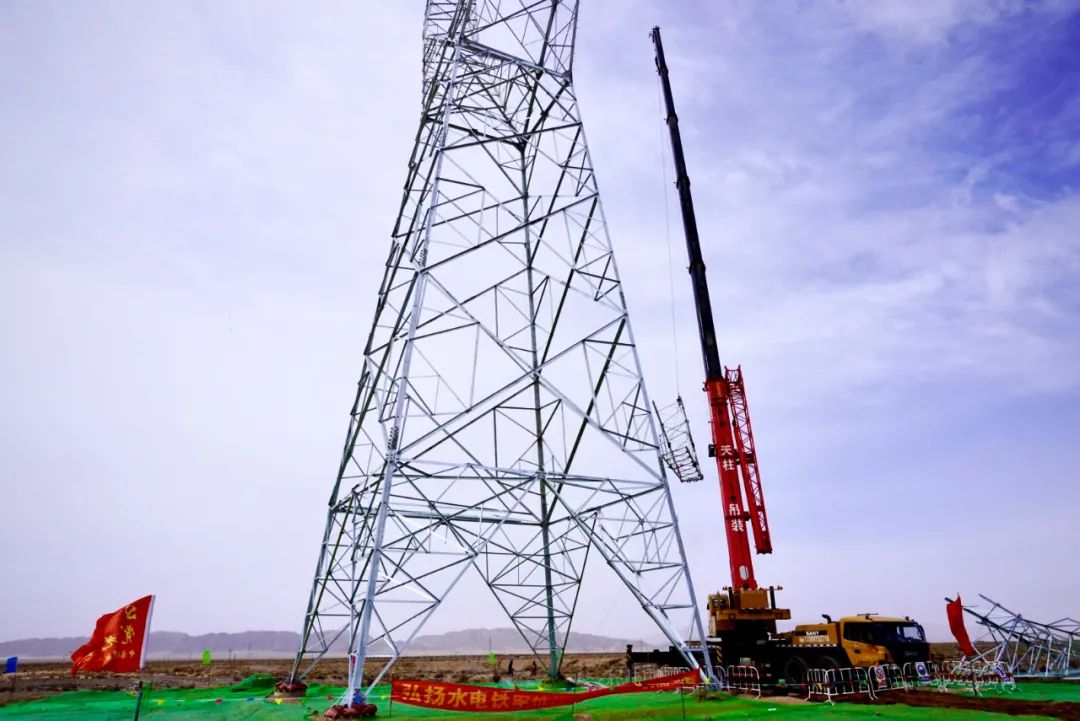 一线快讯中国安能二局承建的鱼卡托素750千伏线路工程进入铁塔组立