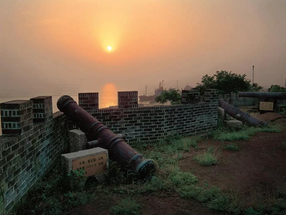 炮台座落位置和对岸乐清磐石山的镇瓯炮台南北相隔10海里,两岸大炮