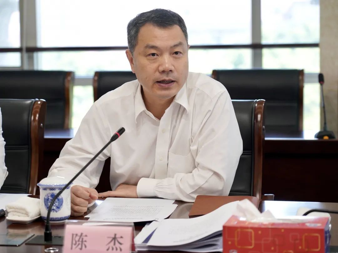 区委书记陈杰主持会议并讲话,区领导高奕奕,张义,王益群,陈筱洁