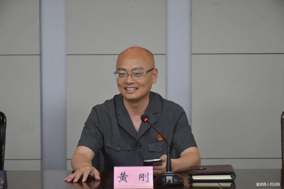 为充分发挥"传帮带"作用,该届委员会特别邀请该院党组书记,院长黄刚