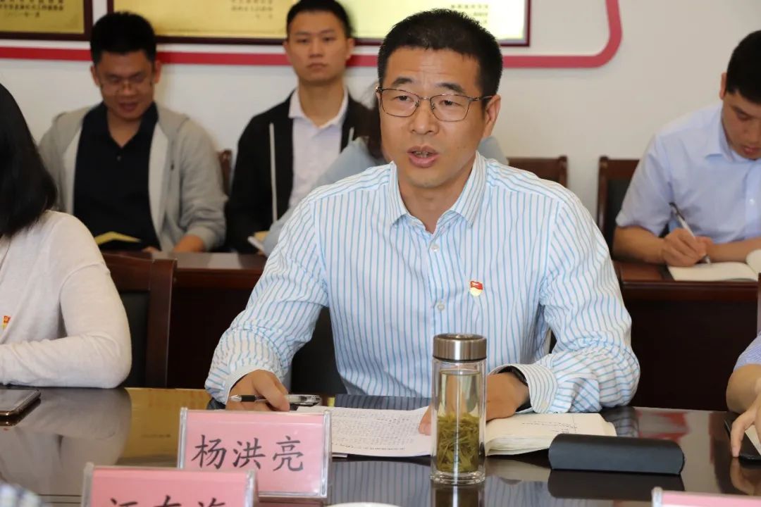 会上,市委统战部副部长杨洪亮汇报了部机关党史教育开展基本情况.