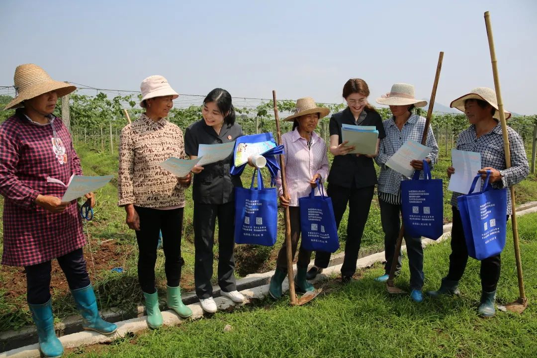 5月24日,樅陽縣法院組織幹警在會宮鎮,項鋪鎮開展集中宣傳和法律諮詢