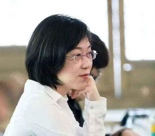 由乐清统战部副部长周越女,为我们带来袁隆平院士的作品《妈妈,稻子熟