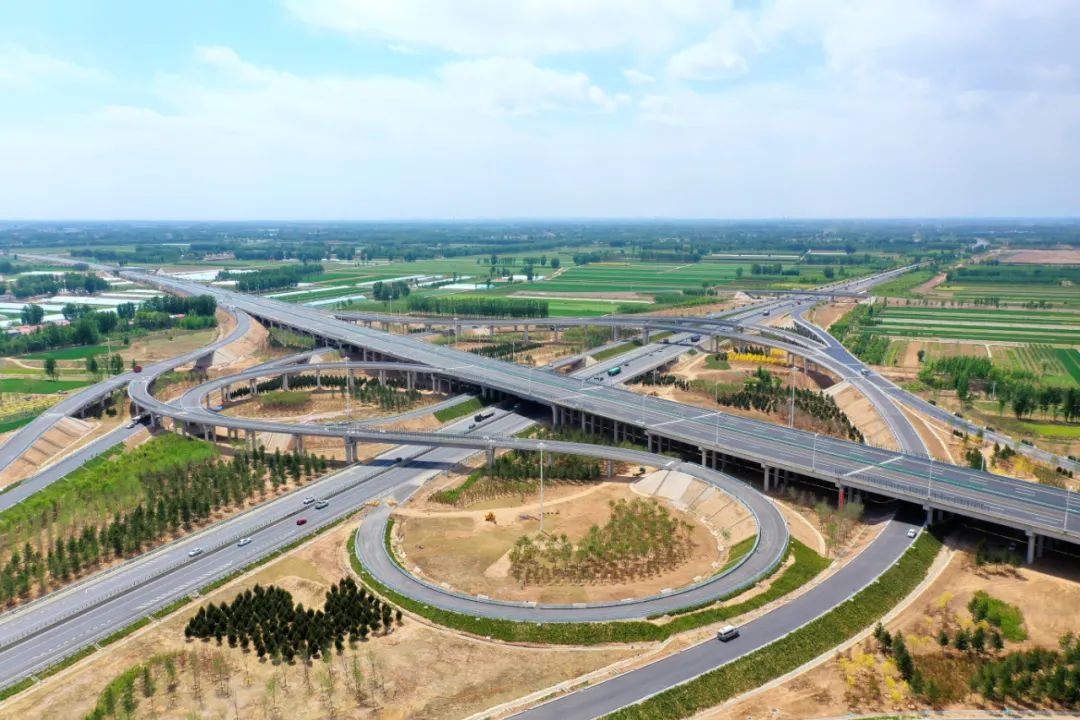 省电视台新闻联播带你探访京雄高速开门红