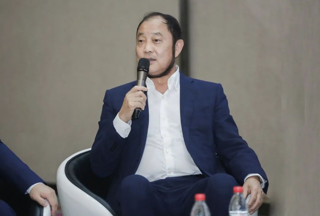 "有着从教经历的臧奉江,以中国民企500强企业董事长身份回到高校时,仍