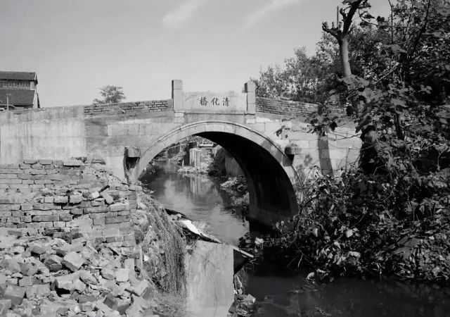已故泰州学者周志陶先生《海陵吟萃》一书中,记载了清化桥和演化桥的