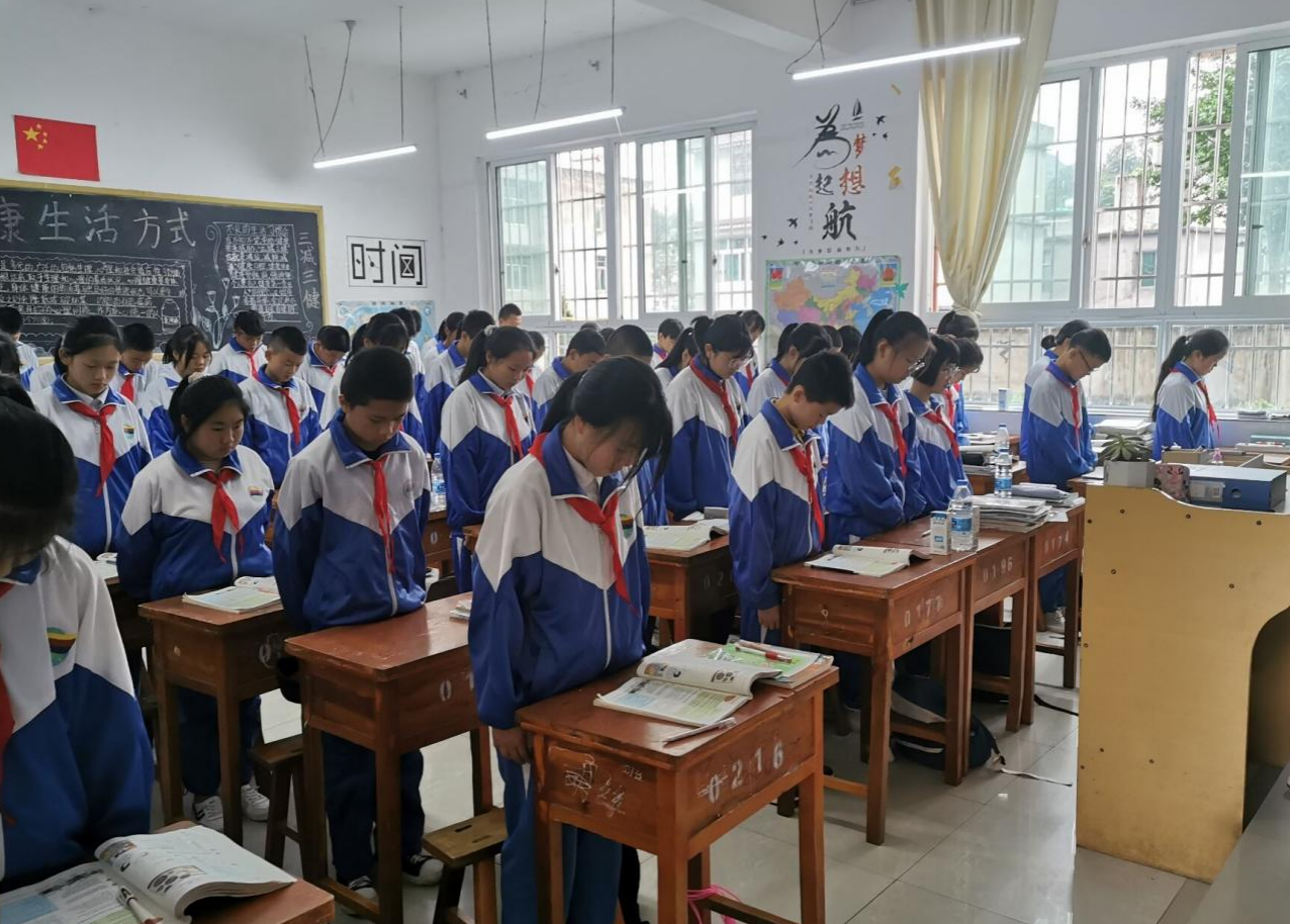 六枝特区第三中学举行活动悼念袁隆平,吴孟超两位院士