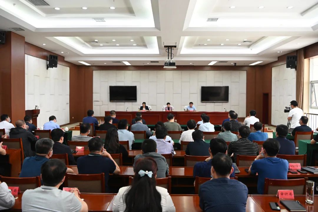 市委组织部常务副部长,市公务员局局长张晓雁出席会议,宣布省,市委