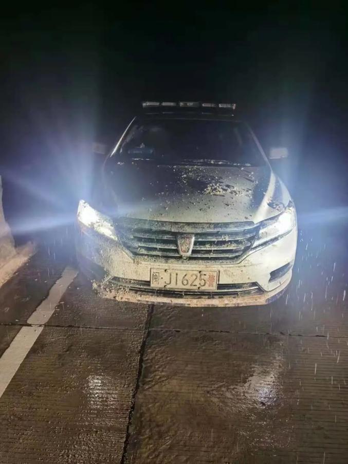 所幸人员无大碍警车被塌方碎石砸中并及时清理隐患交警第一时间发布