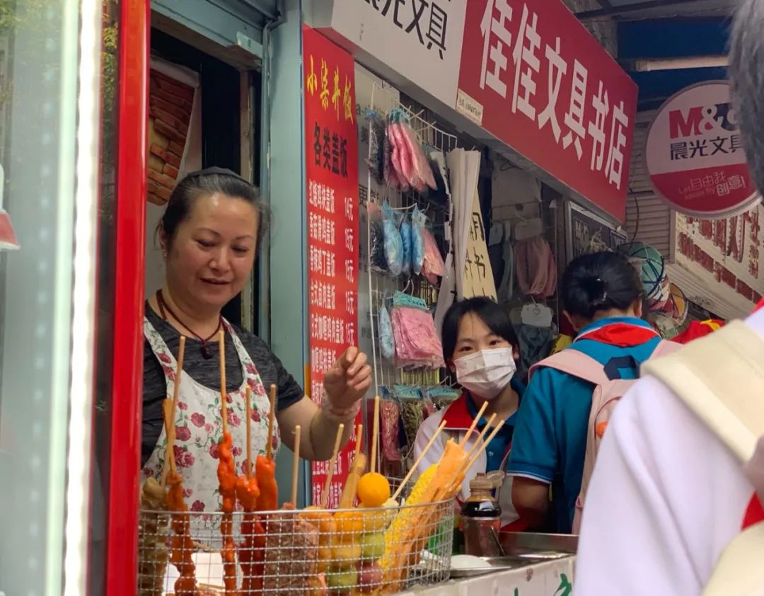 花最少的钱在学校门口买到最大的快乐