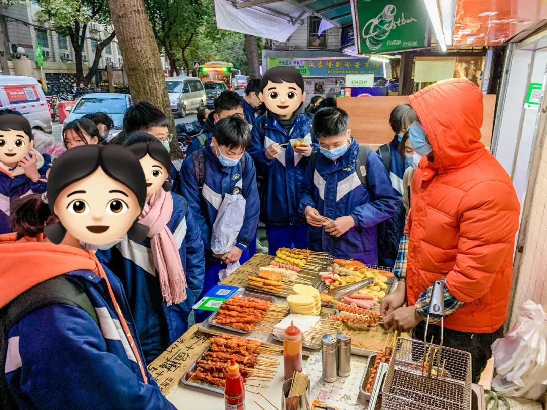 记忆中,从小学到中学,学校门口总会有一家炸串摊,一到放学时间就被