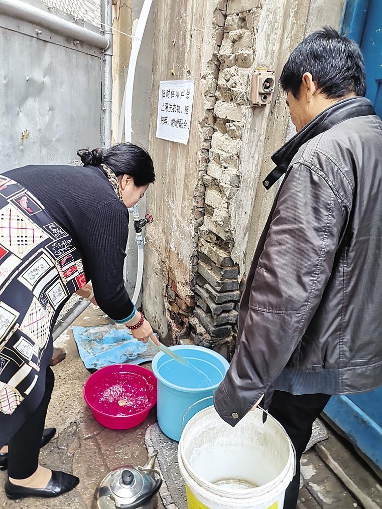 停水12天居民喊"渴" 物业:家属院支线管道出了问题