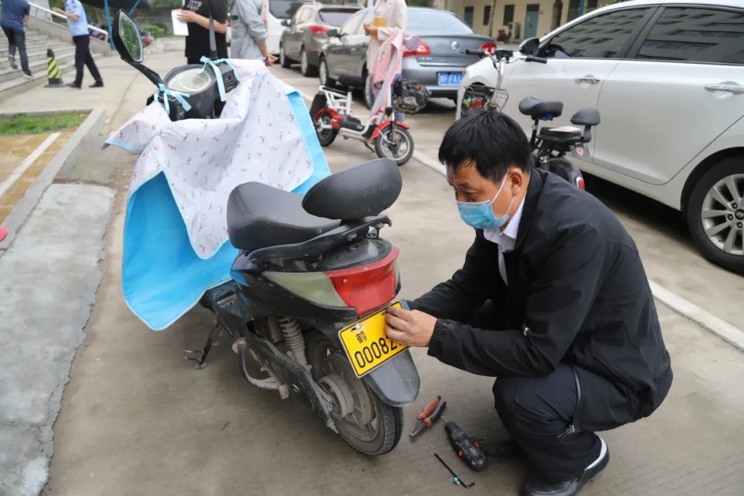 自5月20日開始,政治部,行裝處為全院申報上牌的電動自行車安裝臨時