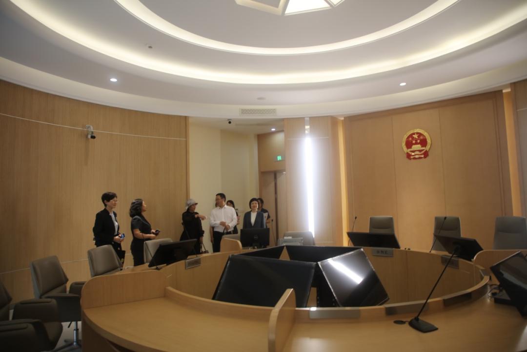 下,来到苏州中院少年家事审判中心,参观了少年家事文化长廊,圆桌法庭