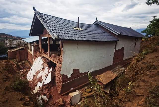 赈灾进展中国红十字基金会赈济家庭箱驰援云南青海地震灾区