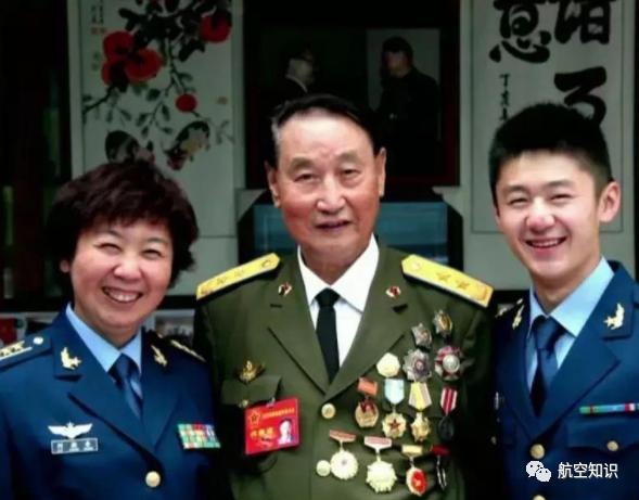 陈浏来自飞行世家,家中有8位亲人投身人民空军.