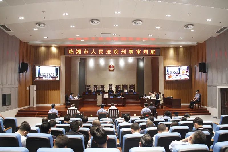 李红林等3人涉嫌犯职务侵占挪用公款等罪一案今日在临湘法院开庭审理