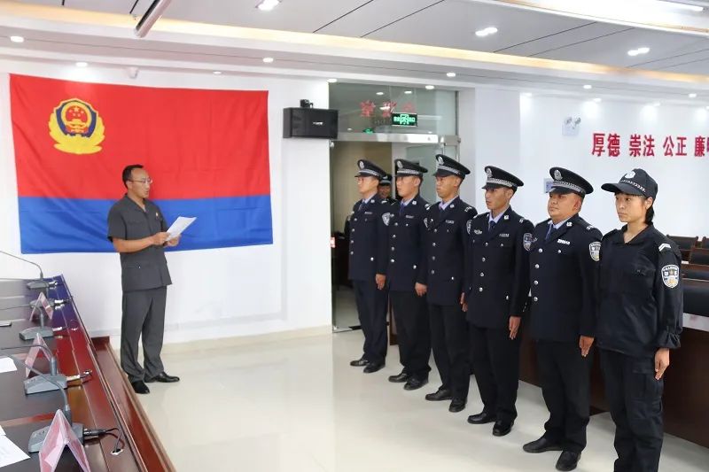 喜德法院举行辅警颁授衔仪式