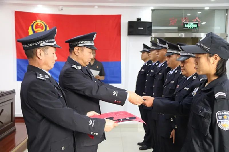 喜德法院举行辅警颁授衔仪式