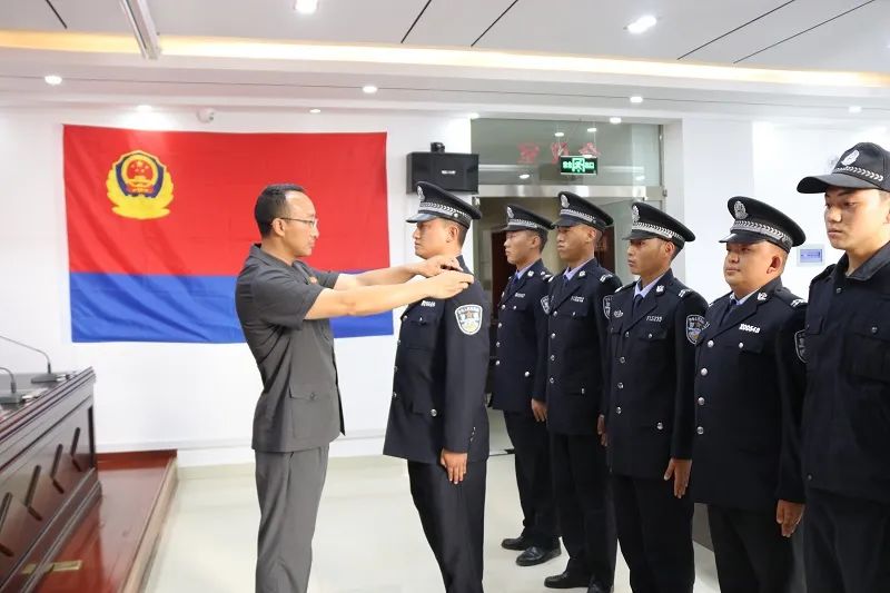 喜德法院举行辅警颁授衔仪式