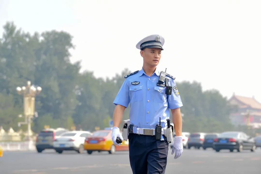 讲述交警感人事迹最帅交警孟昆玉亮相公安心向党护航新征程中外记者
