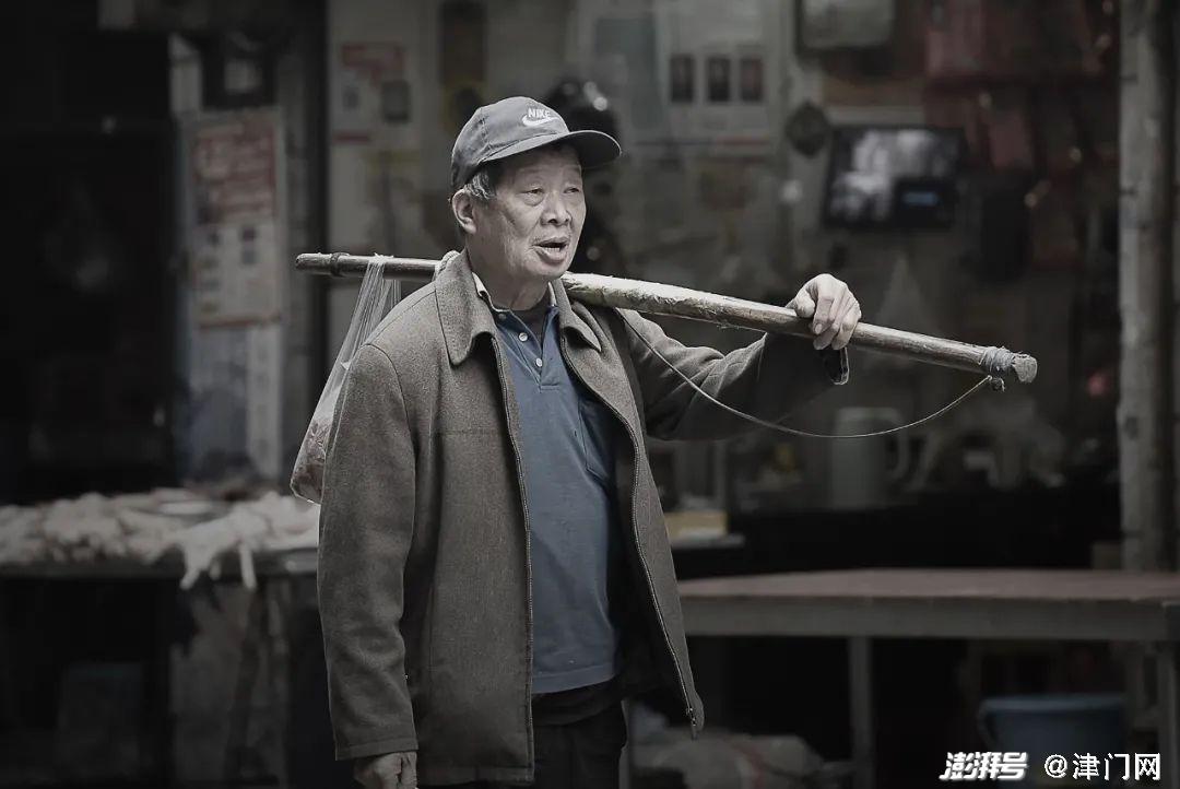 在山城重庆的大街小巷里有着这样一群人,他们肩扛一根棒棒和两根绳子