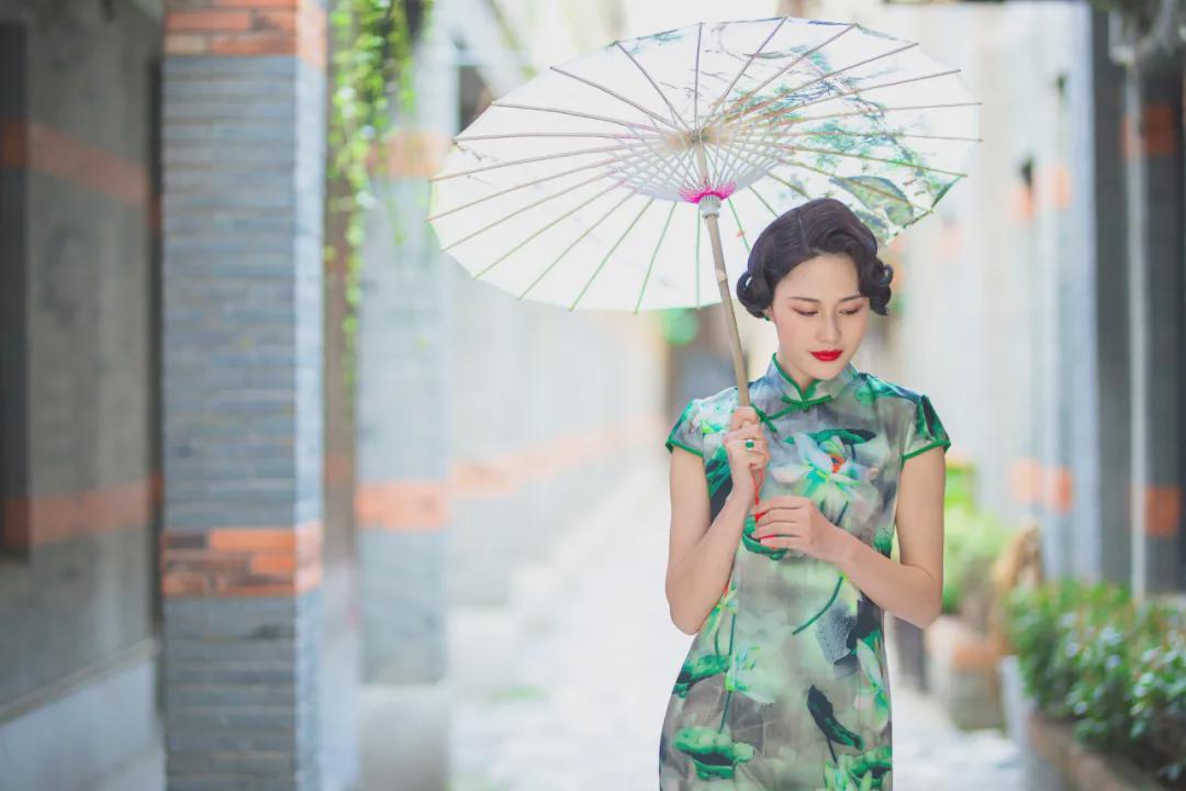 撐著油紙傘的哀愁姑娘形象,戴望舒的詩《雨巷》裡面在古代,它是古人