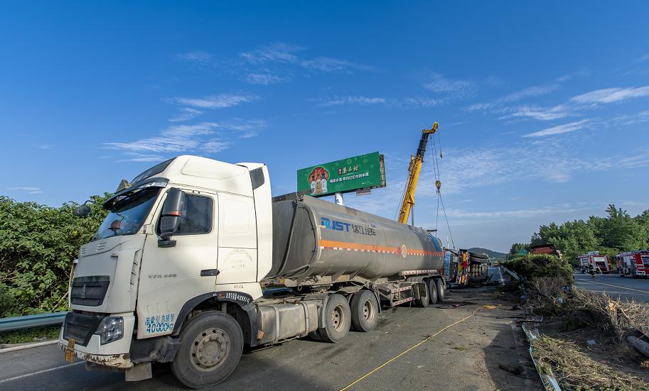 32吨化学液体槽罐车,突然侧翻!