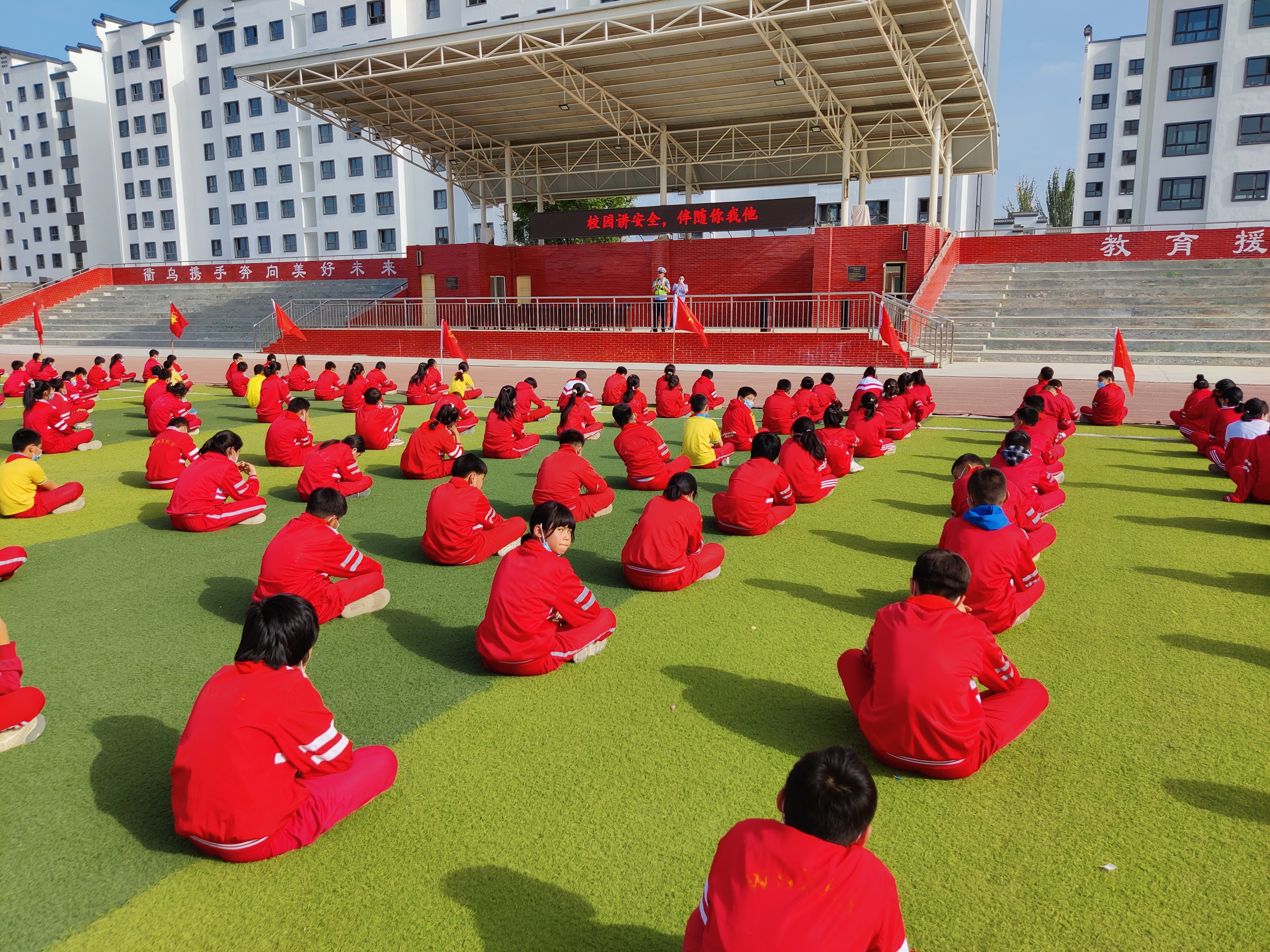 六一前夕乌什交警深入学校送安全