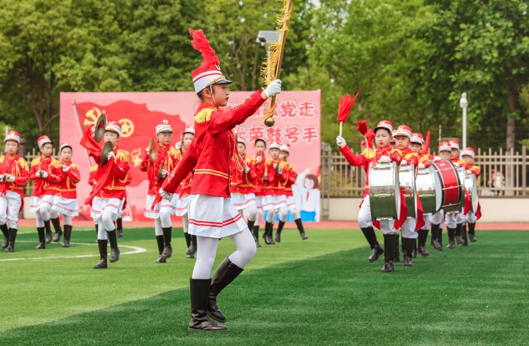 高举队旗跟党走我是光荣鼓号手2021年通州区少先队鼓号队展演活动隆重