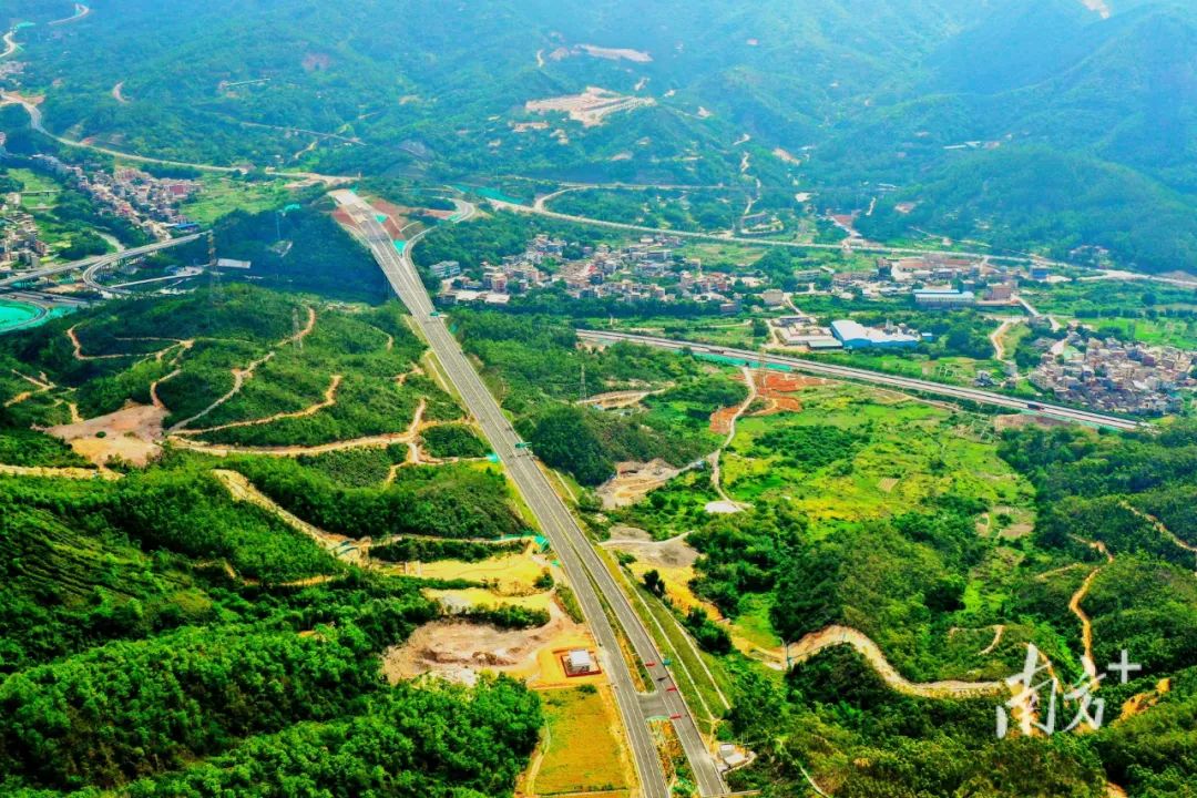 25日,广东交通集团所属大丰华高速公路项目建设一线传来消息,该项目