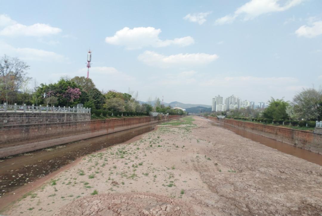 云南省生态环境厅楚雄市是云南省楚雄彝族自治州州府所在地,地跨金沙