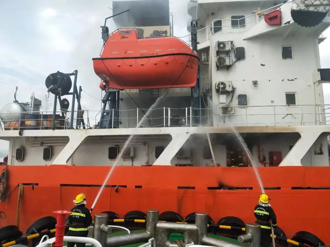 国内首次海上危化品运输船内攻灭火成功