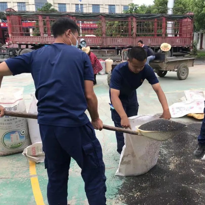 快来人啊!消防员来“抢”粮啦!_澎湃号·政务_澎湃新闻-The Paper