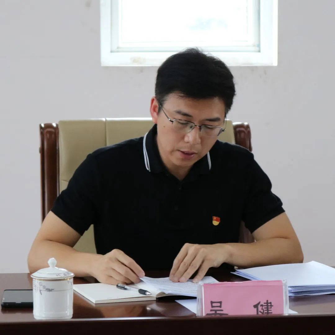 党组书记,院长吴世平代表福安法院领导班子作对照检查发言,并带头做