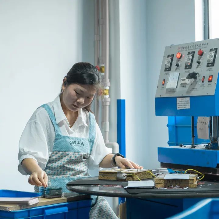 有一天从微信群聊里看到徐妙发来料加工的消息,在家也能挣钱,一年近