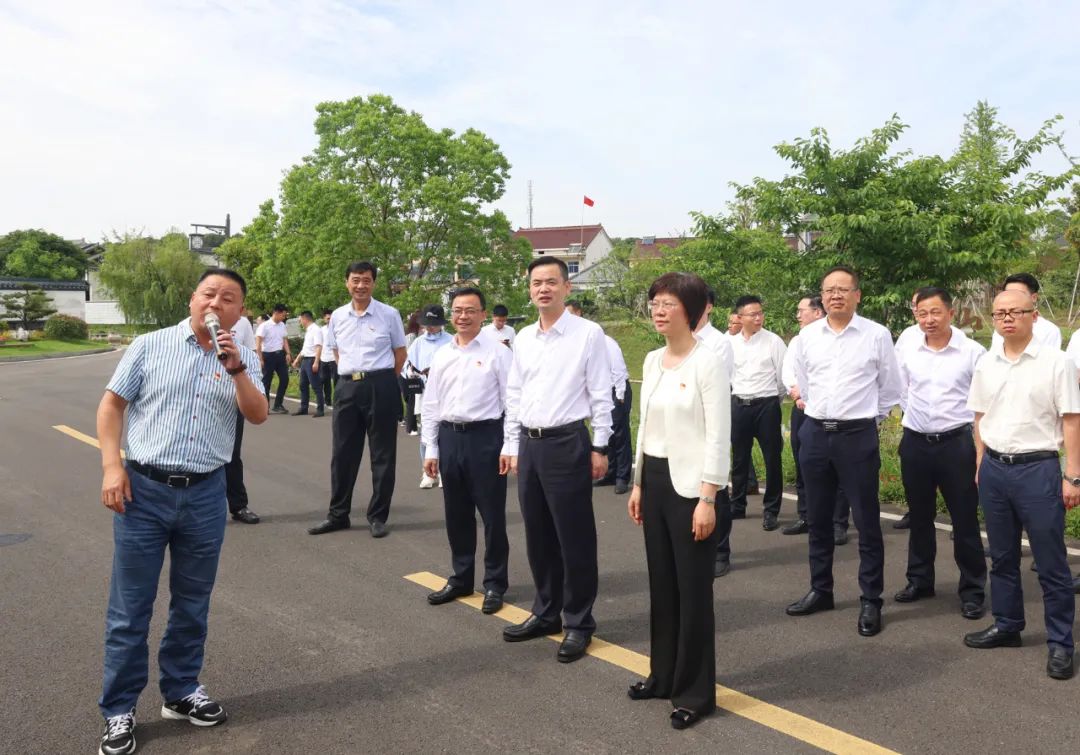 考察中,長興縣委書記石一婷,長興縣委副書記,縣長沈志偉等會見南潯