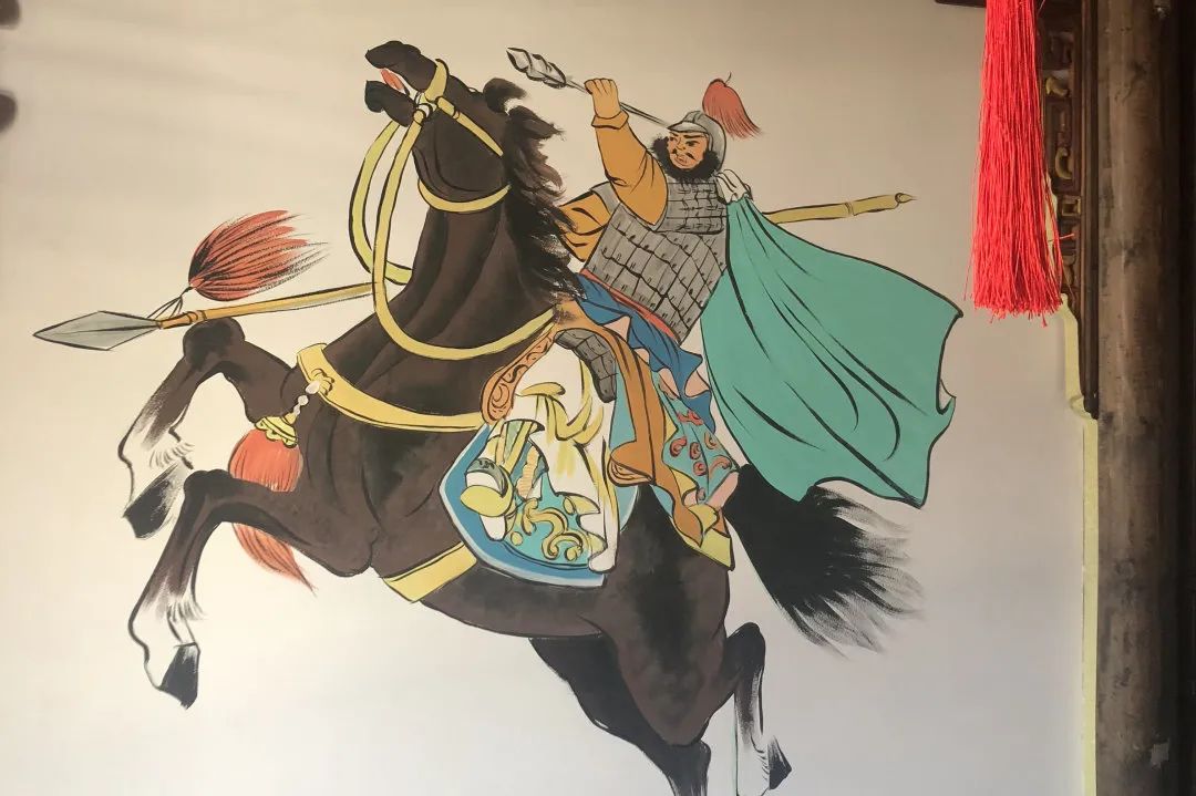 妙笔生花90后美女墙绘师画出满墙峰情