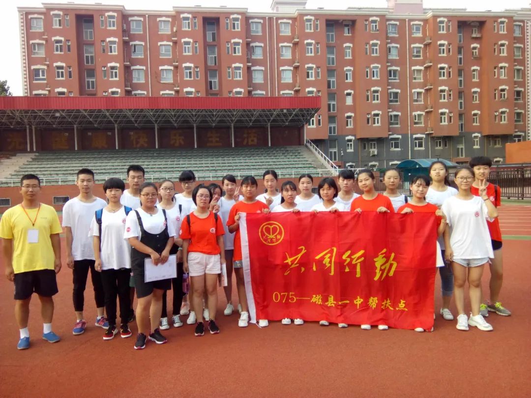 当遇到学生生病,他彻夜奔波在医院,一直守护在学生身旁.