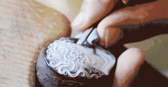 她是最美维纳斯肌肤泛着五彩斑斓的白