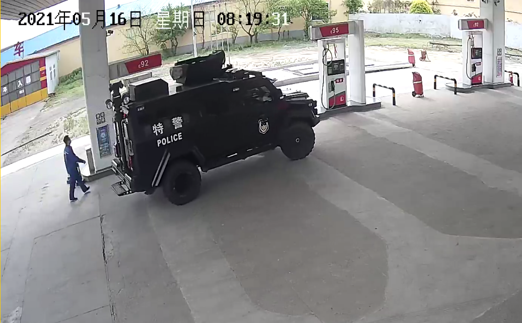 每天营业时间为早6点至晚22点,但贺长亮担心由于熊岳城封城,在特殊