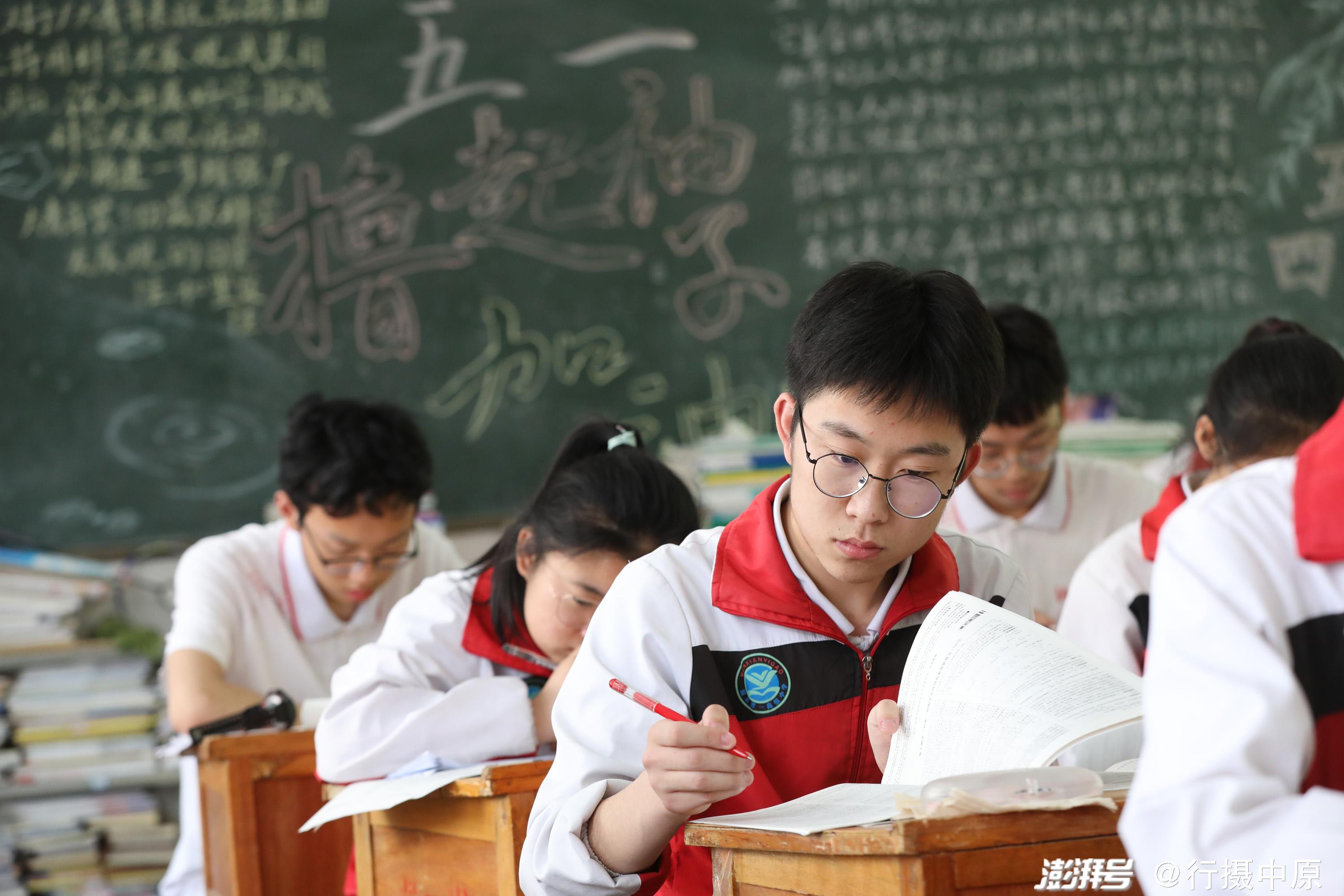 5月29日,河南省焦作市温县一中高三学生在教室内复习备考