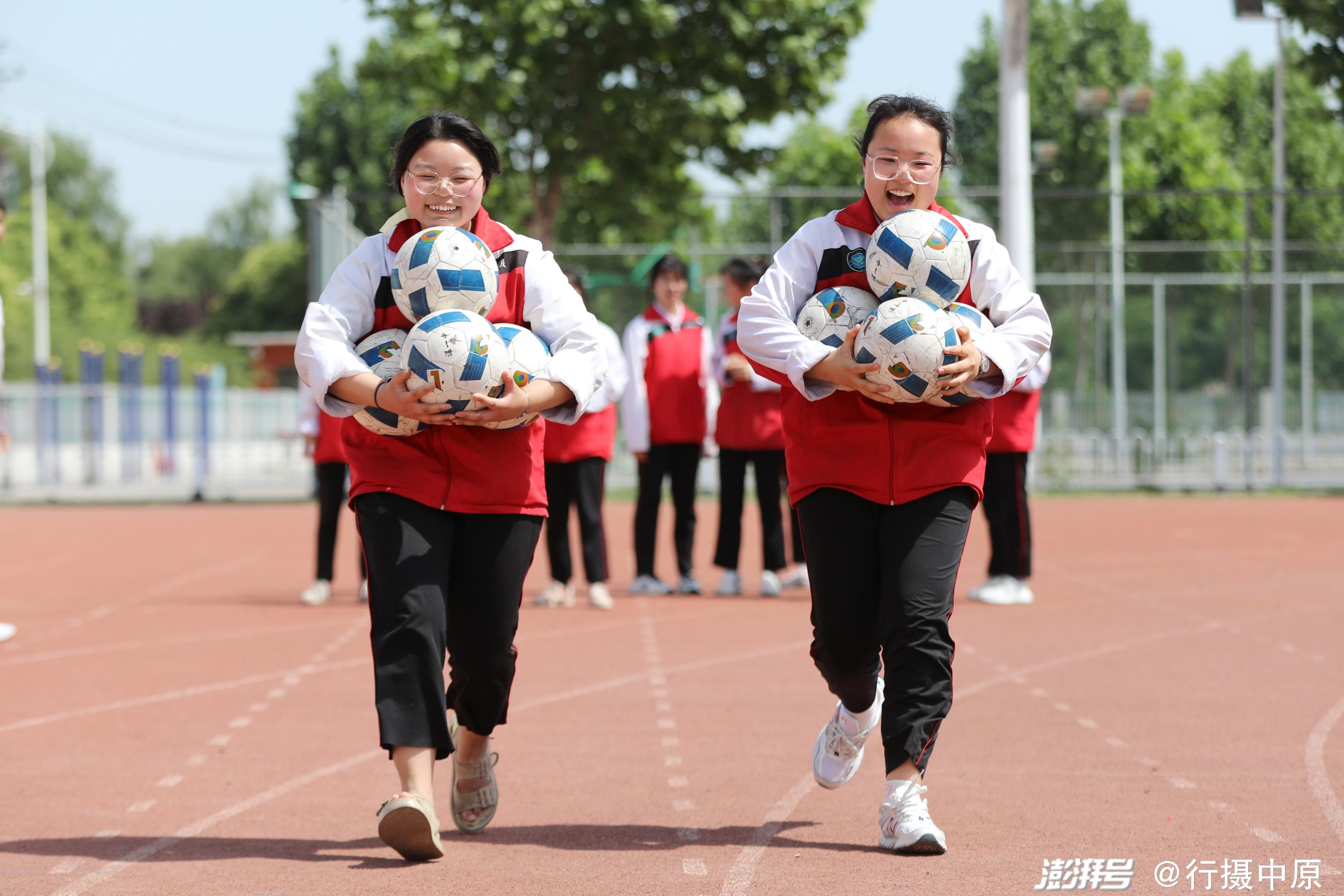 5月29日,河南省焦作市温县一中高三学生在操场上参加抱球接力跑比赛.