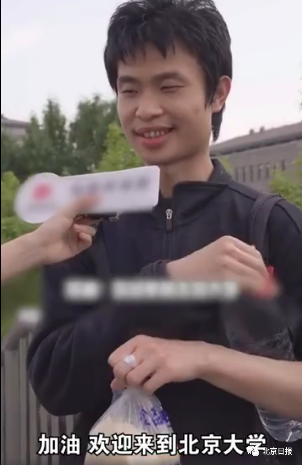 手提矿泉水拎着俩馒头北大这位受访路人身份惊呆网友