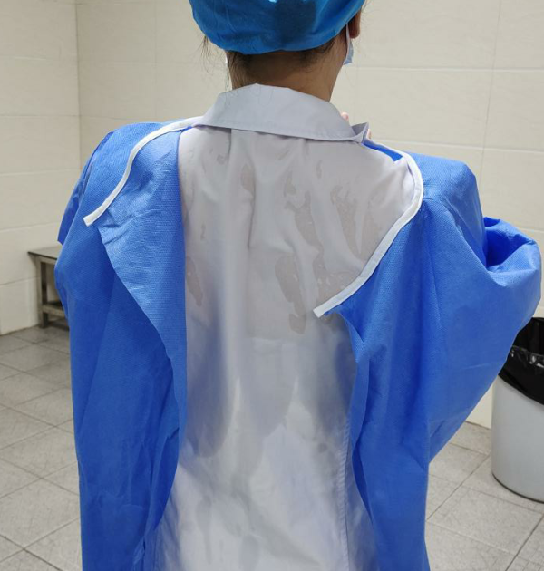 一上午她的接种量达到300人剂次,工作服被汗水完全浸湿