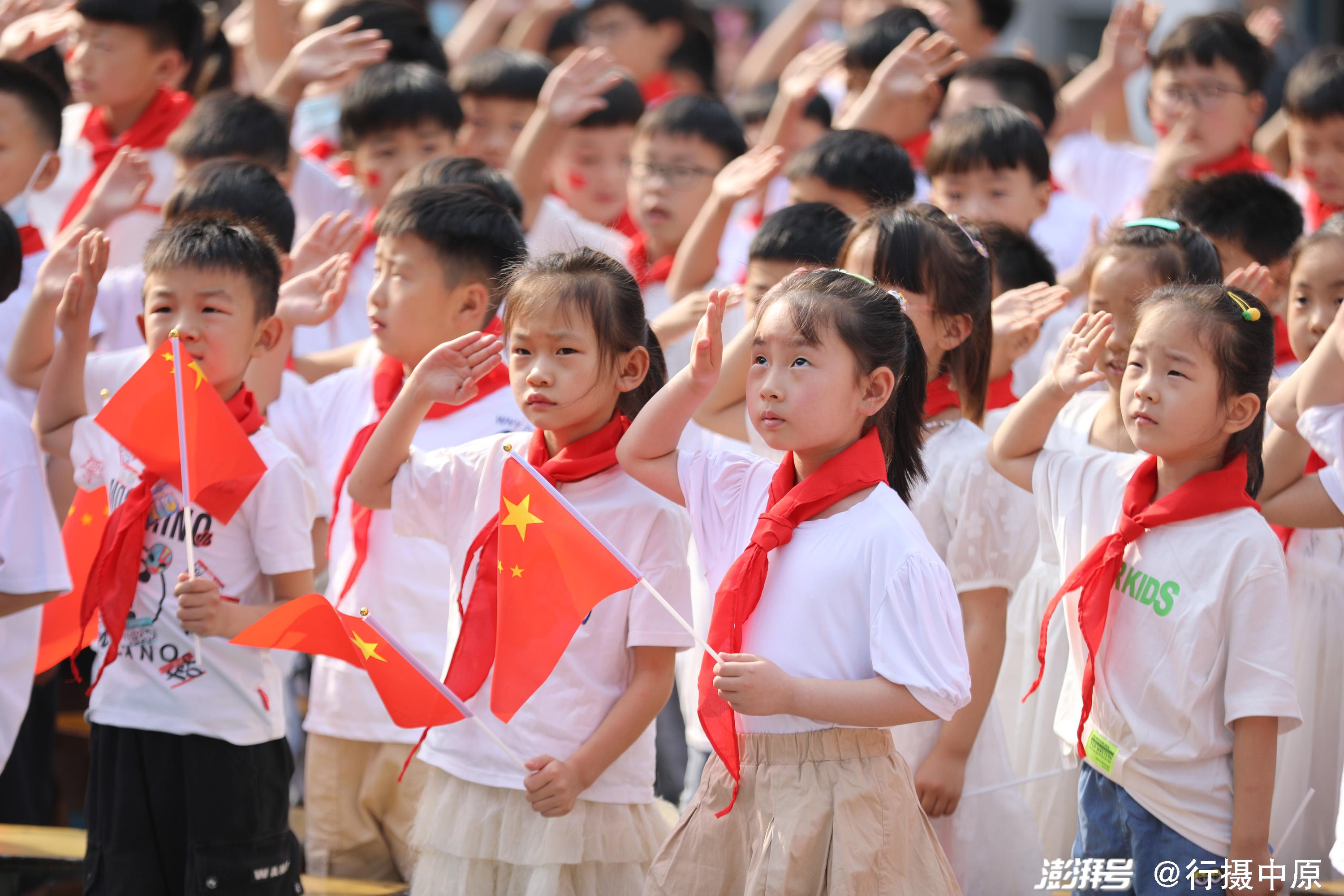 5月31日,河南省焦作市溫縣第一實驗小學新入隊的少先隊員參加入隊儀式